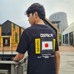 desain kaos simple berbentuk logo di punggung