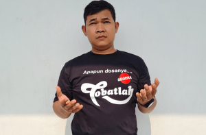 contoh baju sablon tulisan keren berupa tobatlah